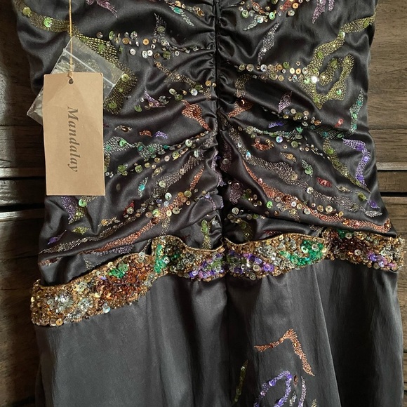 Mandaley dress. Size 4 but run small. Fits more like size 2. - Picture 4 of 8